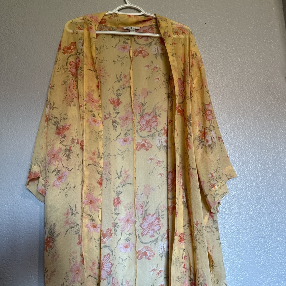 Beautiful American Eagle flower print flowy cardigan!! Size S can fit S-M!